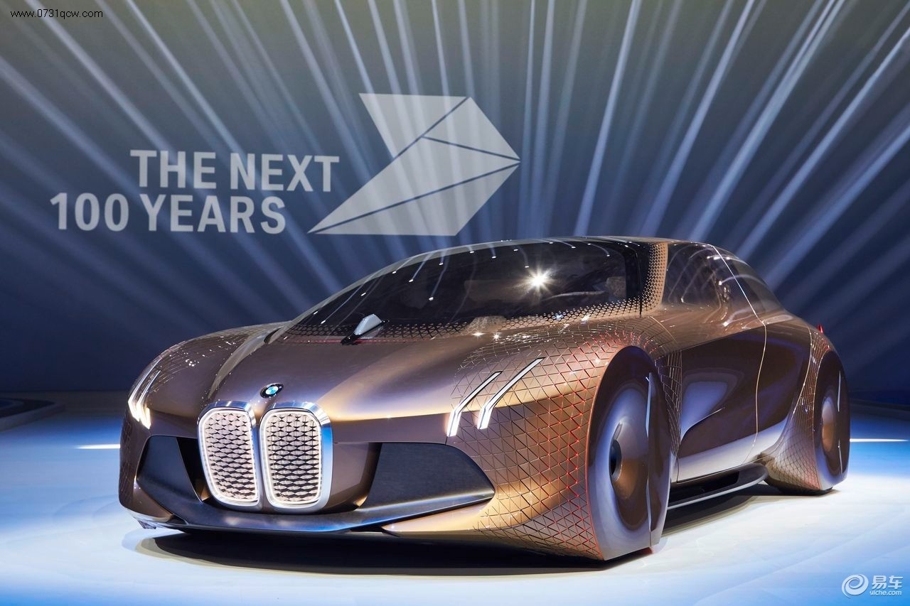 2015年3月7日,宝马集团百年庆典在慕尼黑举行,同时发布BMW VISION NEXT 100概念车。该车将于4月25日开幕的北京国际车展首发。 宝马相信,在不远的将来,全自动驾驶汽车将会普及,汽车对于人们来说或许将会变成轮子上的机器。汽车最终会被沦为人类的运输工具吗?VISION NEXT 100的设计初衷,就是要探索未来百年宝马汽车的存在意义。 VISION NEXT 100的诞生,构建于四大理念之上:以驾驶者为中心、人工智能与感知技术合二为一、创新材料带来的机遇,以及将延续下去的愉悦移动体验