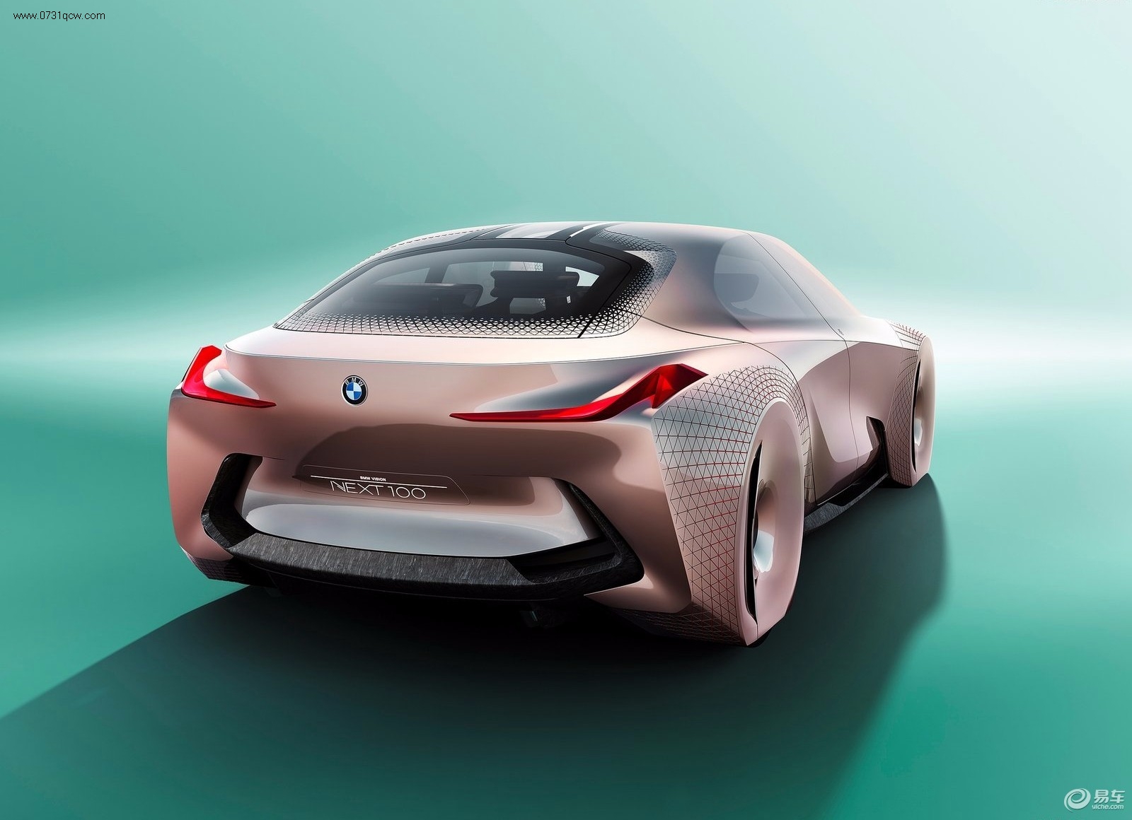 2015年3月7日,宝马集团百年庆典在慕尼黑举行,同时发布BMW VISION NEXT 100概念车。该车将于4月25日开幕的北京国际车展首发。 宝马相信,在不远的将来,全自动驾驶汽车将会普及,汽车对于人们来说或许将会变成轮子上的机器。汽车最终会被沦为人类的运输工具吗?VISION NEXT 100的设计初衷,就是要探索未来百年宝马汽车的存在意义。 VISION NEXT 100的诞生,构建于四大理念之上:以驾驶者为中心、人工智能与感知技术合二为一、创新材料带来的机遇,以及将延续下去的愉悦移动体验